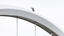 Guerra en Irán: activista fue bajado de puente en Washington tras días de protesta