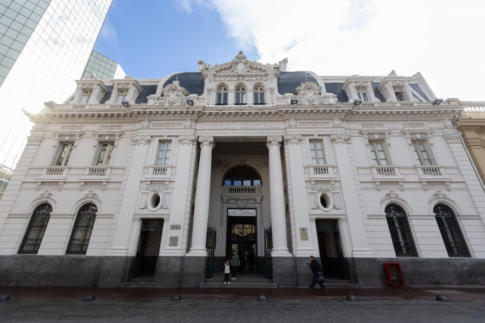 Edificio patrimonial de CorreosChile en Santiago luce su renovada fachada