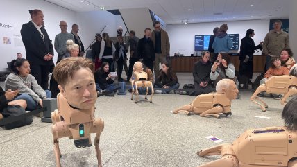   Robots con caras humanas que crean arte en su 