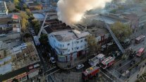 Santiago: decenas de bomberos acuden a incendio en local de productos chinos