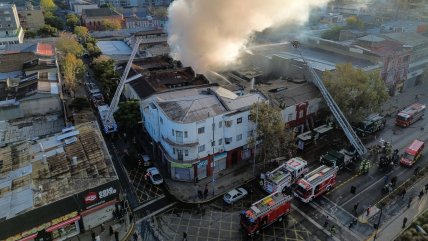 Santiago: decenas de bomberos acuden a incendio en local de productos chinos
