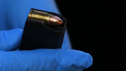 La detuvieron en el aeropuerto porque llevaba una bala y explicó que quería hacerse un collar
