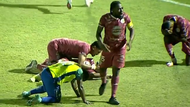 [VIDEO] Terribles imágenes: Jugador sufrió escalofriante fractura en el fútbol de Honduras