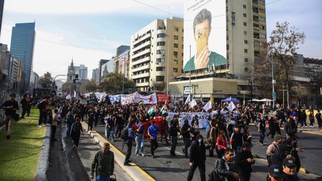 Alameda: Confech y escolares protestan por recortes del Gobierno en educación