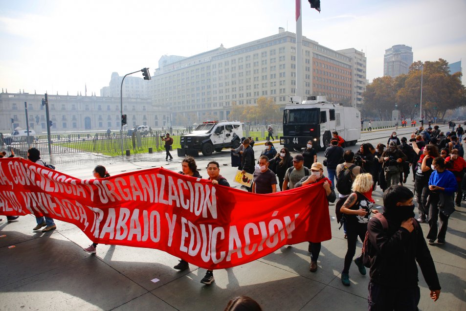 Estudiantes se manifestaron en la Alameda por cortes en educación del gobierno de Kast
