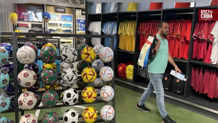   China activa la economía del Mundial 2026 con el primer envío de camisetas y artículos deportivos 