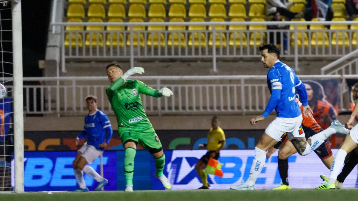 [VIDEO] La UC golpeó de entrada a Limache: Asistencia de Montes y gol de Zampedri