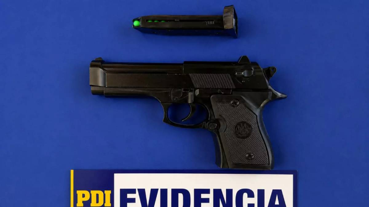 Madre de alumna sorprendida con pistola de balines fue notificada de expulsión