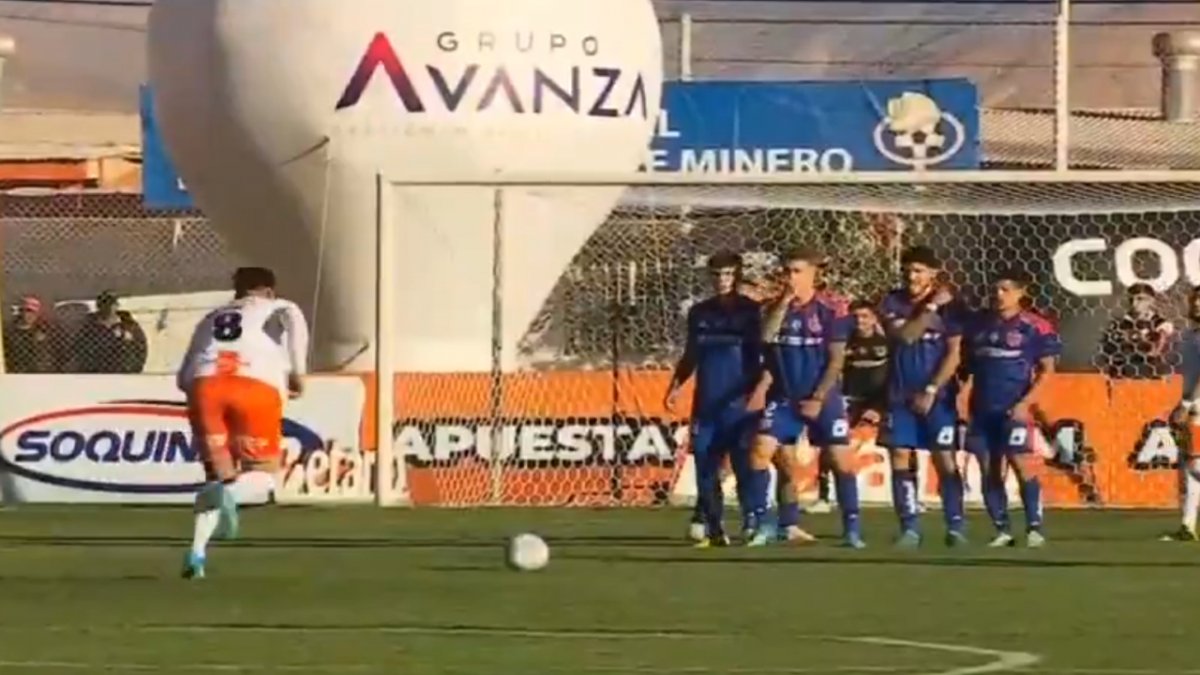 [VIDEO] ¡Misil inatajable! Steffan Pino sorprendió con espectacular golazo de tiro libre ante la U