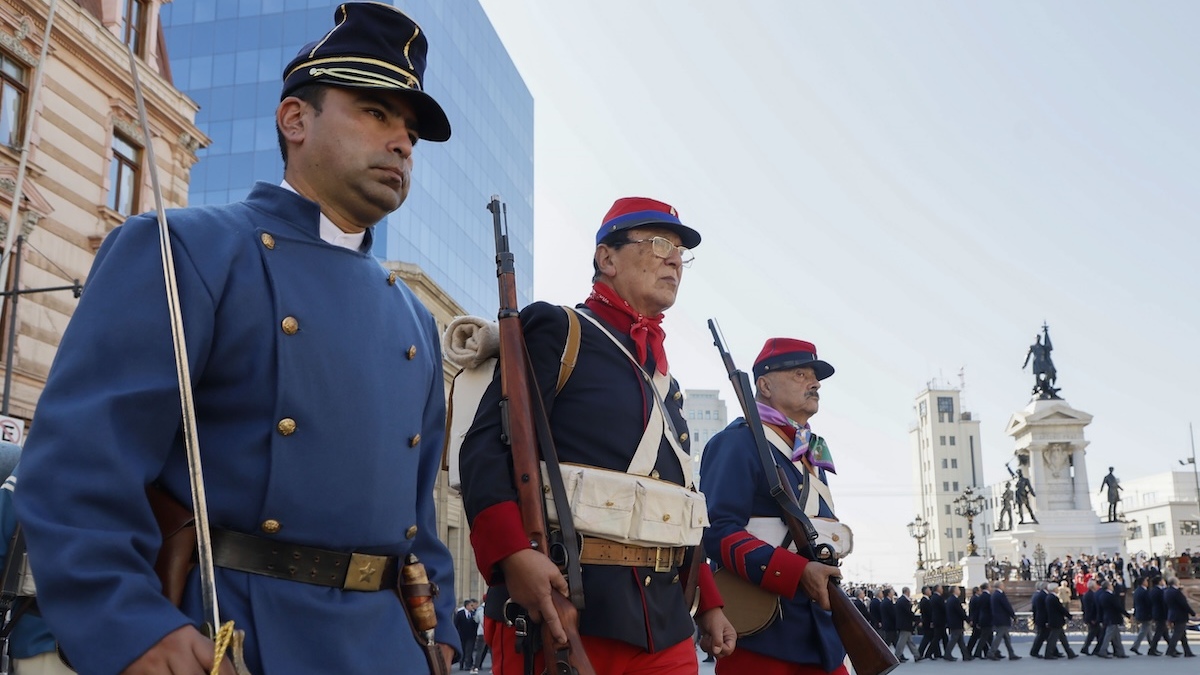 Homenaje de militares en retiro marcó ensayo del desfile del Día de las Glorias Navales