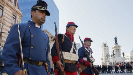 Homenaje de militares en retiro marcó ensayo del desfile del Día de las Glorias Navales