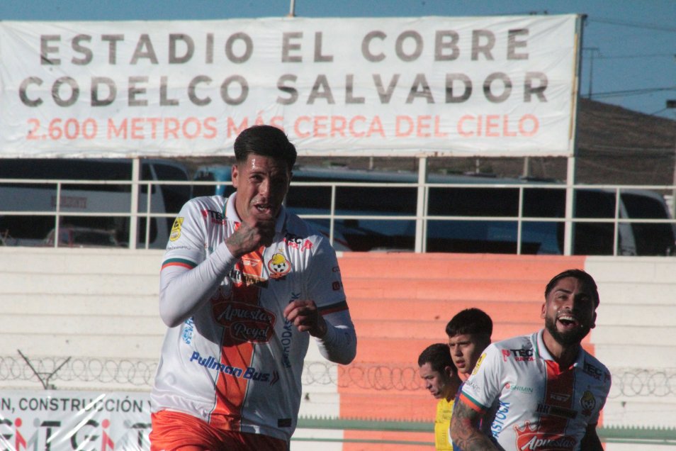Con Steffan Pino como héroe: Cobresal tumbó a la U y cortó racha de ocho partidos sin ganar