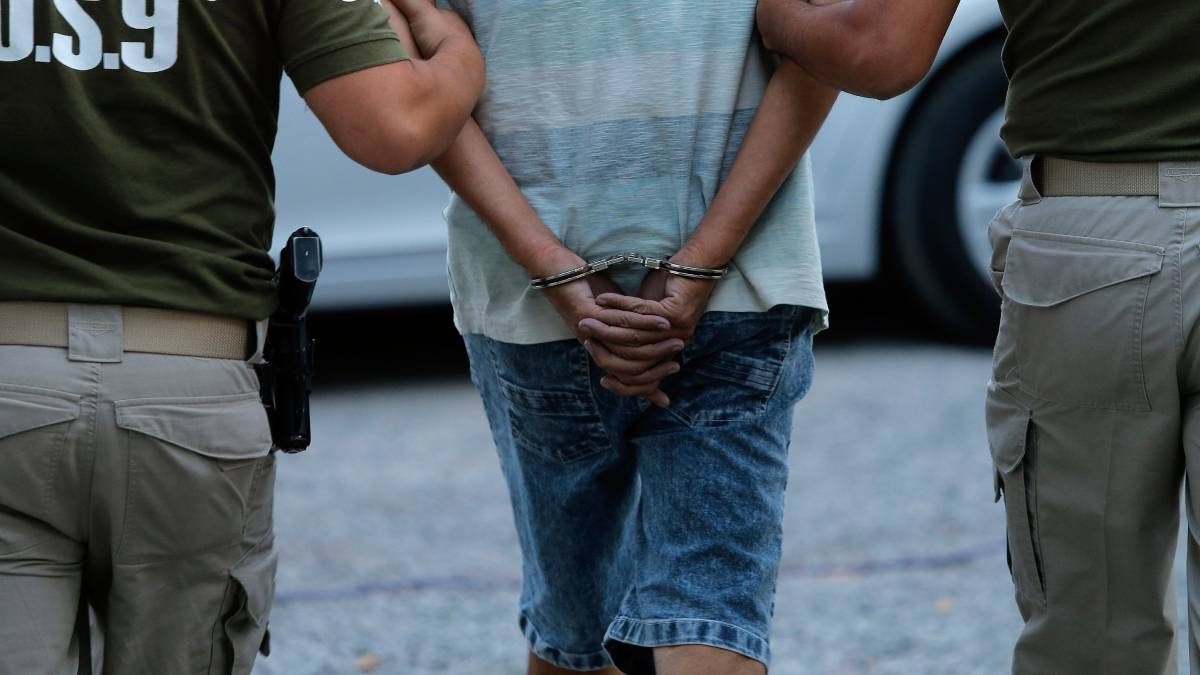 Profesor de básica fue detenido en plena clase por caso de camioneta robada y drogas