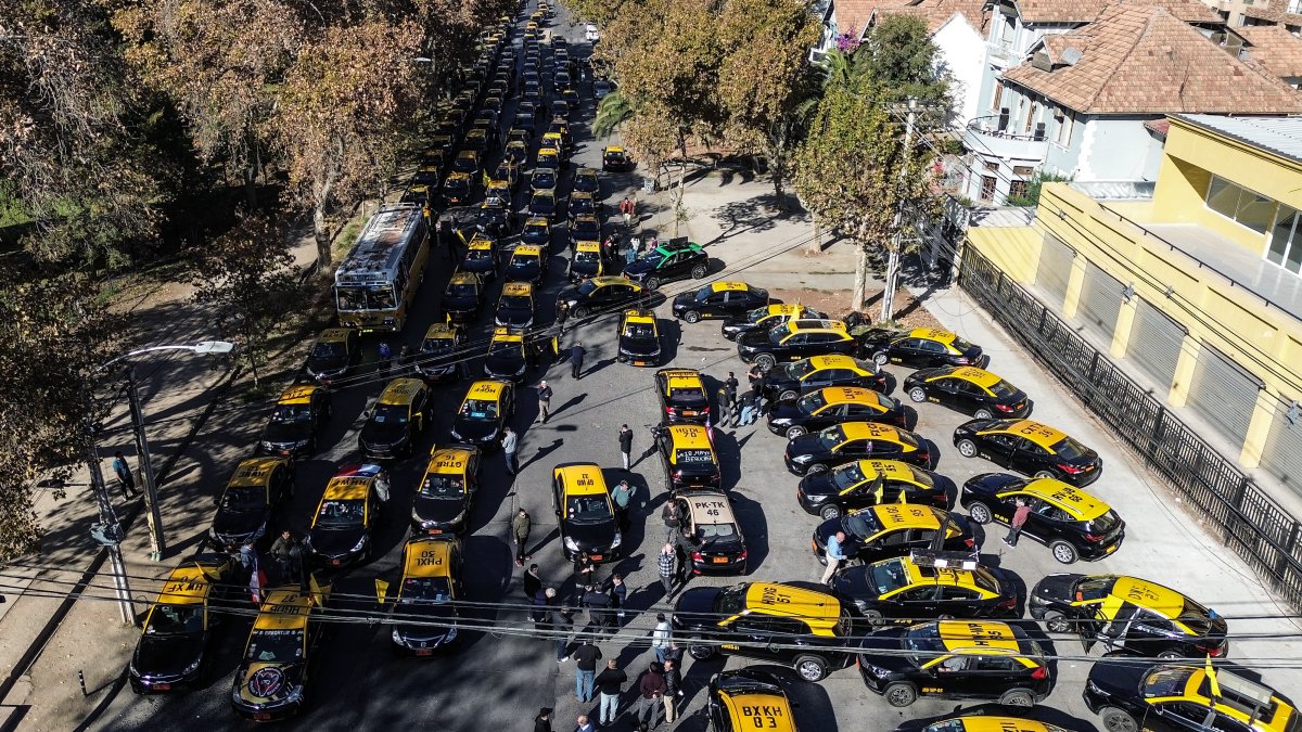 Taxis se movilizan por reglamento de la "ley Uber" que impulsa De Grange