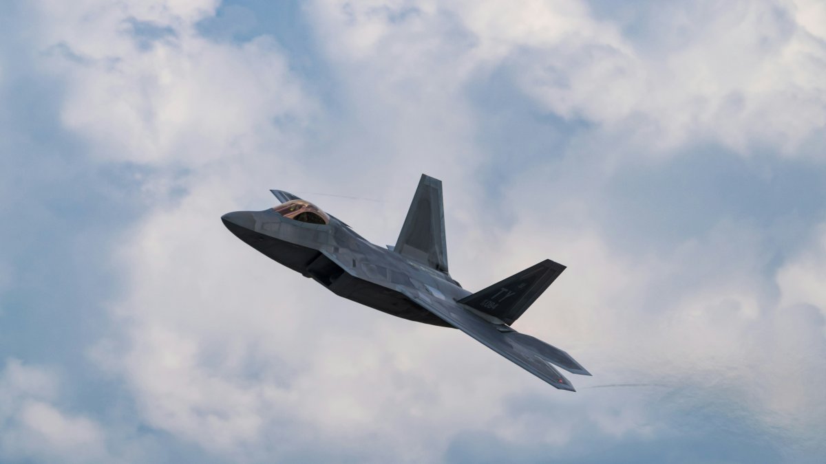 Caza de la OTAN derribó un dron desconocido en el espacio aéreo de Estonia