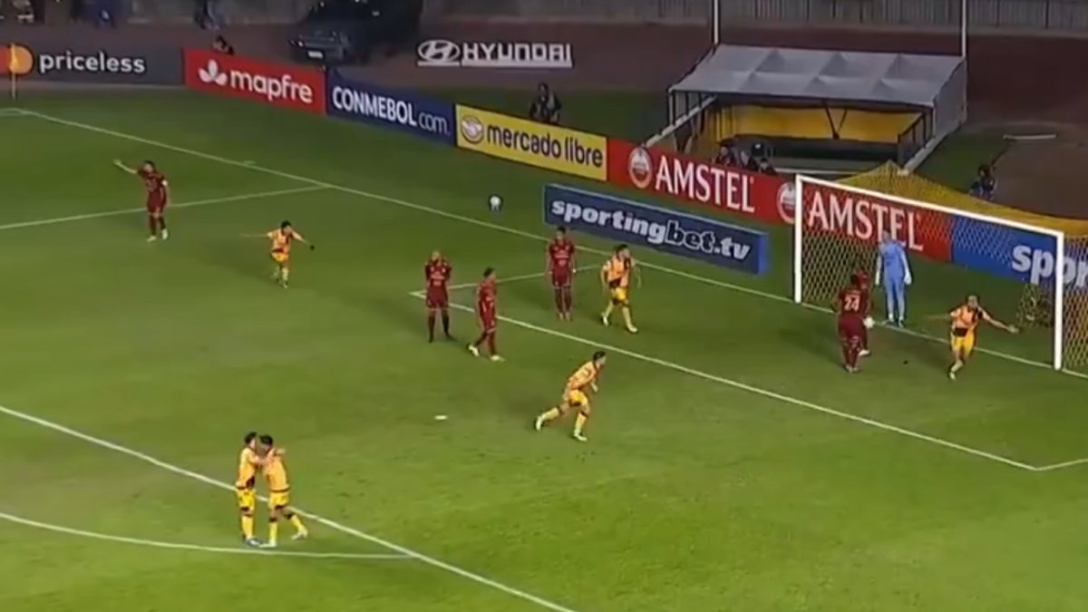 [VIDEO] Coquimbo sorprendió con jugada preparada y Manuel Fernández anotó ante Tolima