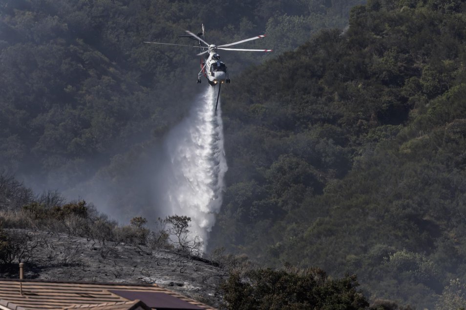 Incendio en comunidad del sur de California ha consumido al menos 1.400 hectáreas