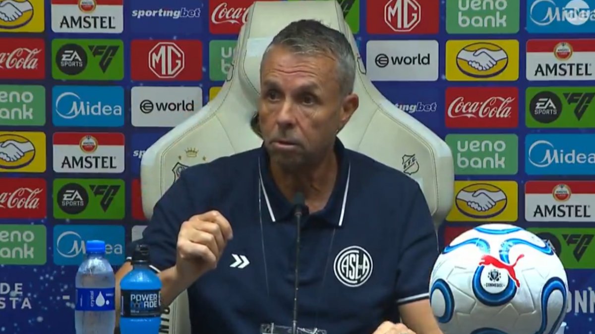 Gustavo Alvarez acusó agresión de hinchas de Santos tras empate con San Lorenzo en Brasil
