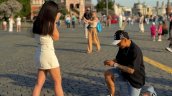 Jordhy Thompson pidió matrimonio a Camila Sepúlveda en Moscú