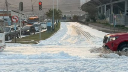   Iquique: Red de alcantarillado colapsó y dejó una calle llena de espuma fétida 
