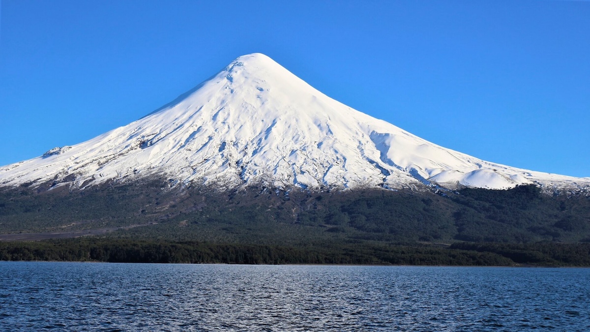 Intentan rescatar a hombre que cayó en grieta del volcán Osorno