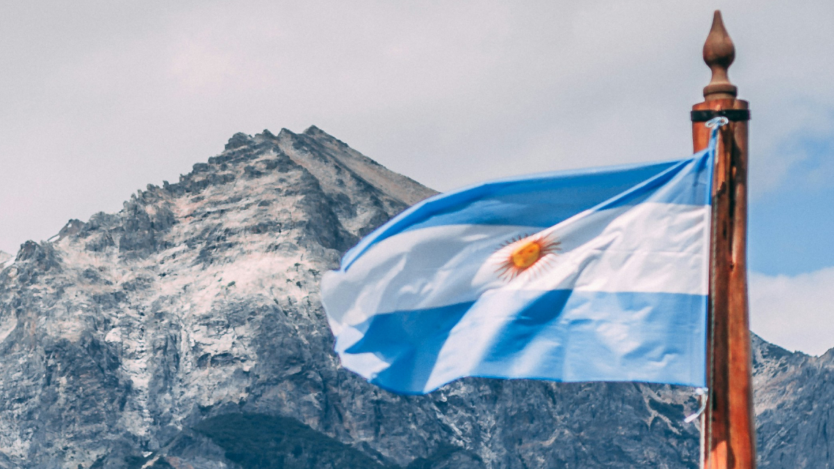 Argentina superó revisión del FMI y recibirá otros 1.000 millones de dólares