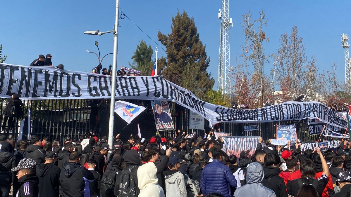 "Arengazo" de barristas de Colo Colo terminó con intervención de Carabineros