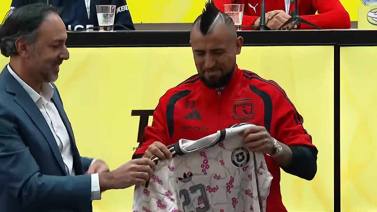 Vidal recibió una camiseta de La Roja: "Todavía no me retiro de la selección"