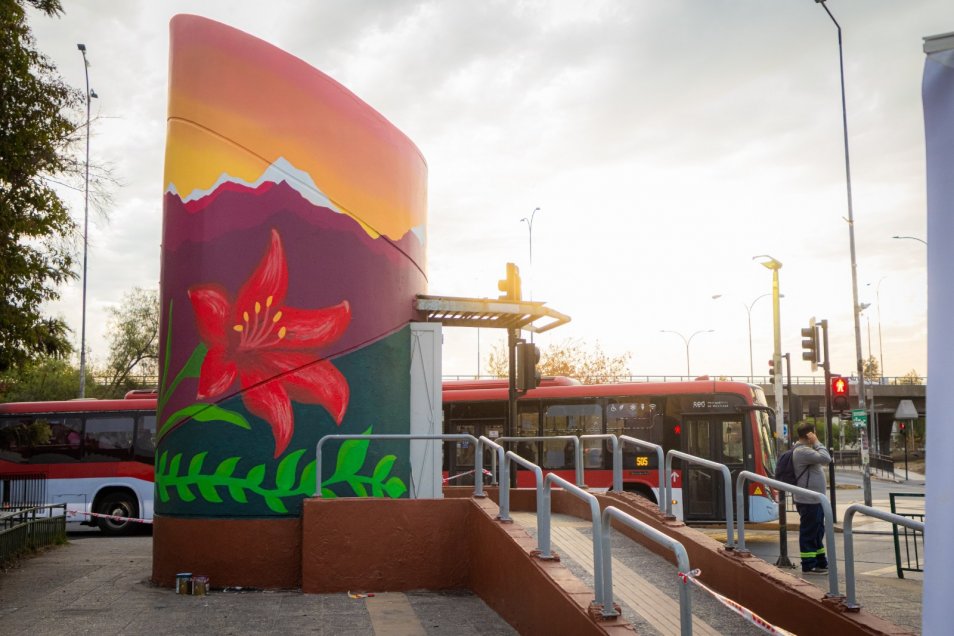 Peñalolén estrenó murales artísticos en los accesos al Metro Grecia
