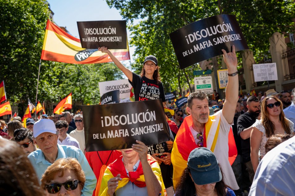 Miles de personas se reunieron en Madrid para pedir la renuncia de Pedro Sánchez