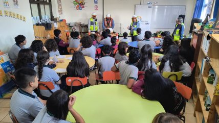   CGE despliega su Programa Ilumina en Arica y Puente Alto con talleres para estudiantes y cursos de alfabetización digital 