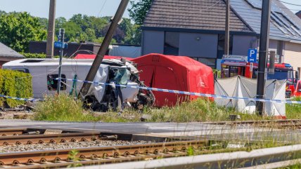 Dos adultos y dos niños murieron en choque de tren y minibús escolar en Bélgica