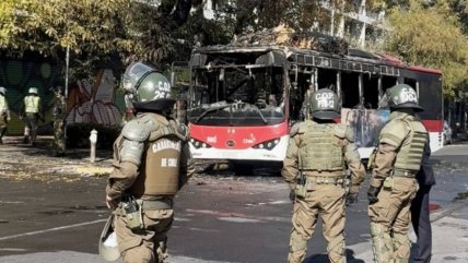 Bus Red fue quemado por desconocidos en el centro de Santiago