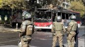 Bus Red fue quemado por desconocidos en el centro de Santiago