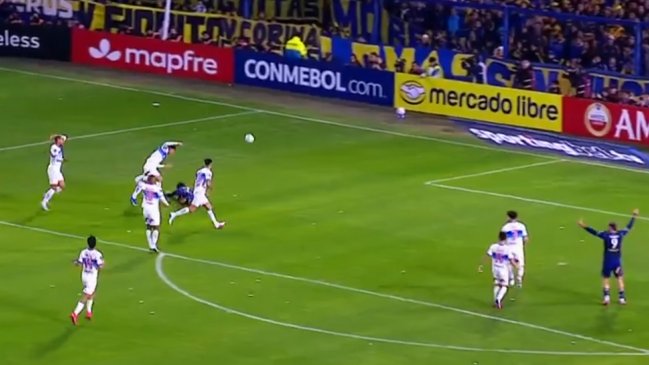 [VIDEO] ¿Era penal? Zeballos cayó en el área de la UC y Boca reclamó con todo