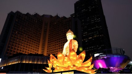   Indonesia se ilumina por el Día de Vesak 