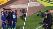 [VIDEO] El artero golpe de Aránguiz a un camarógrafo que no se vio en televisión