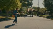 Anne Hathaway queda atrapada en la era jurásica en el tráiler de 