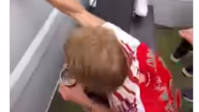 [VIDEO] El viral pelotazo de Odegaard a un policía en el desfile de Arsenal por Londres