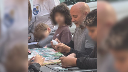  Sampaoli se sumó al furor del álbum del Mundial: Fue visto intercambiando laminas 