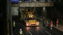 Camión quedó atascado en la Autopista Central y causó caos vial