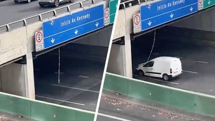 Fierro cayó sobre autopista y provocó daños a varios vehículos en Costanera Norte