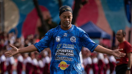   Ronaldinho participó en partido de exhibición en el barrio más grande de Venezuela 