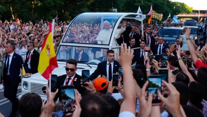 La polarización, los más vulnerables y los jóvenes, ejes del primer día de papa en España