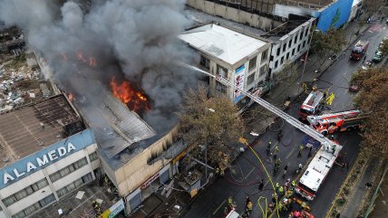 Incendio destruyó locales comerciales en la Alameda