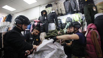  PDI allanó galería en el Barrio Meiggs e incautó ropa falsificada 