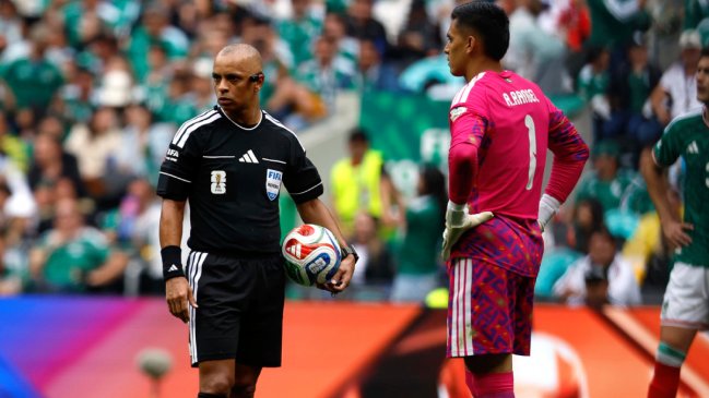 Sudáfrica lamentó otra roja ante México tras jugada revisada en el VAR
