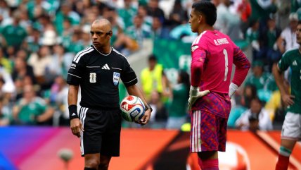  Sudáfrica lamentó otra roja ante México tras jugada revisada en el VAR 