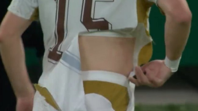 A un jugador de República Checa se le rajó la camiseta en el partido con Corea del Sur