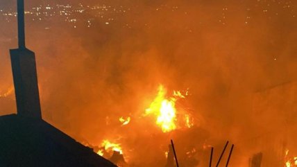 Antofagasta: un menor murió en gigantesco incendio en campamento